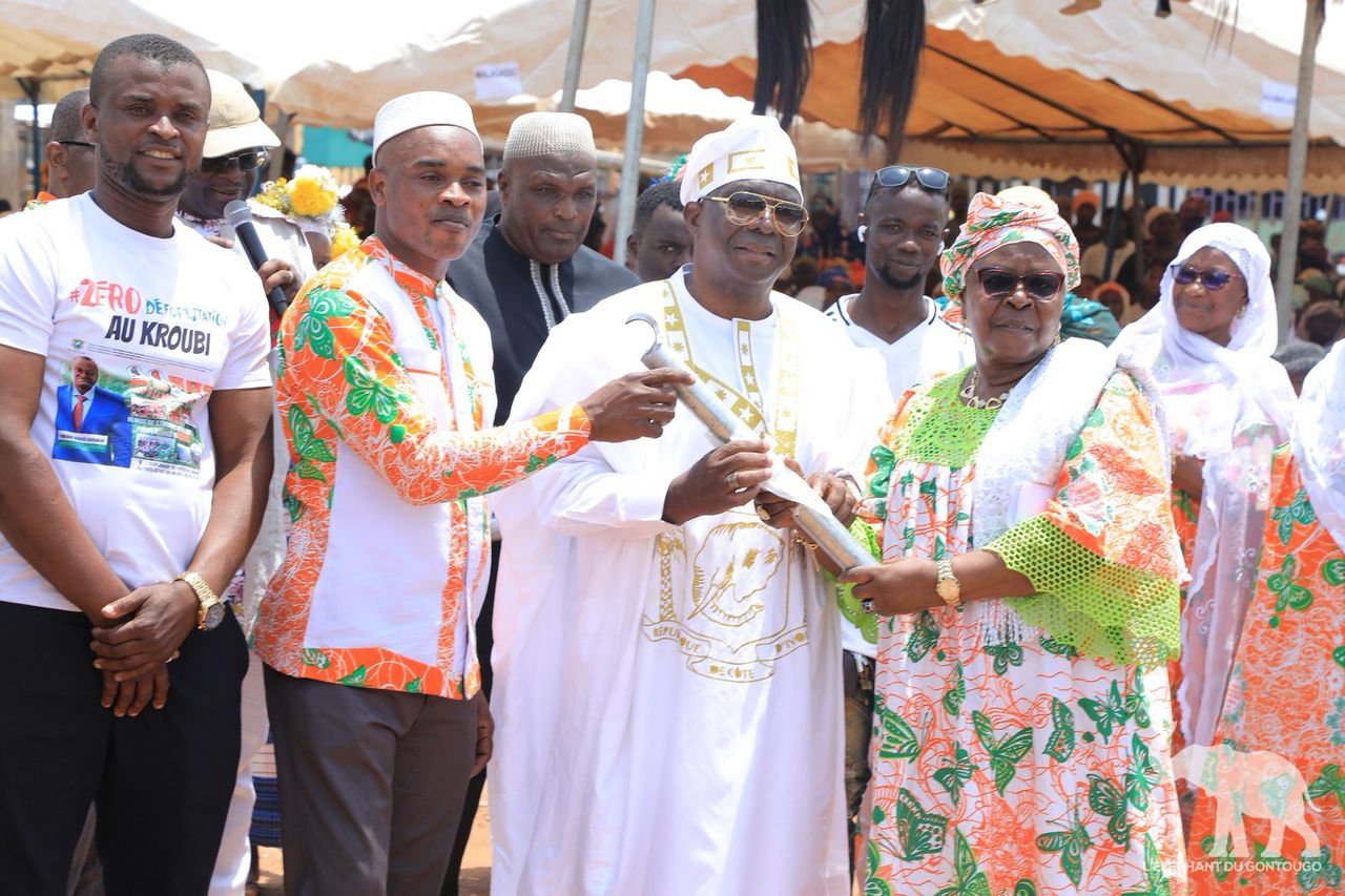REMISE D'ECHAFAUDAGE MATALLIQUE AUX FEMMES DE BONDOUKOU POUR LE KOUROUBI